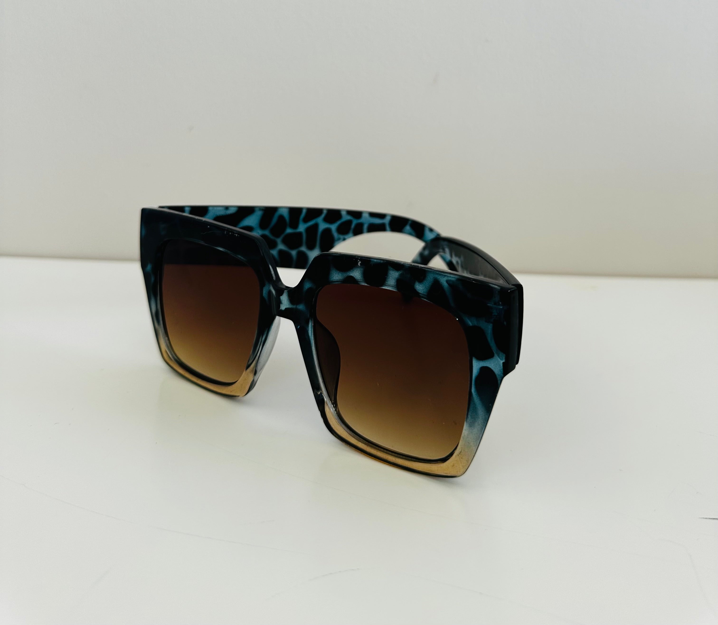 Large square blue/ brown gradient tort frame sunnies