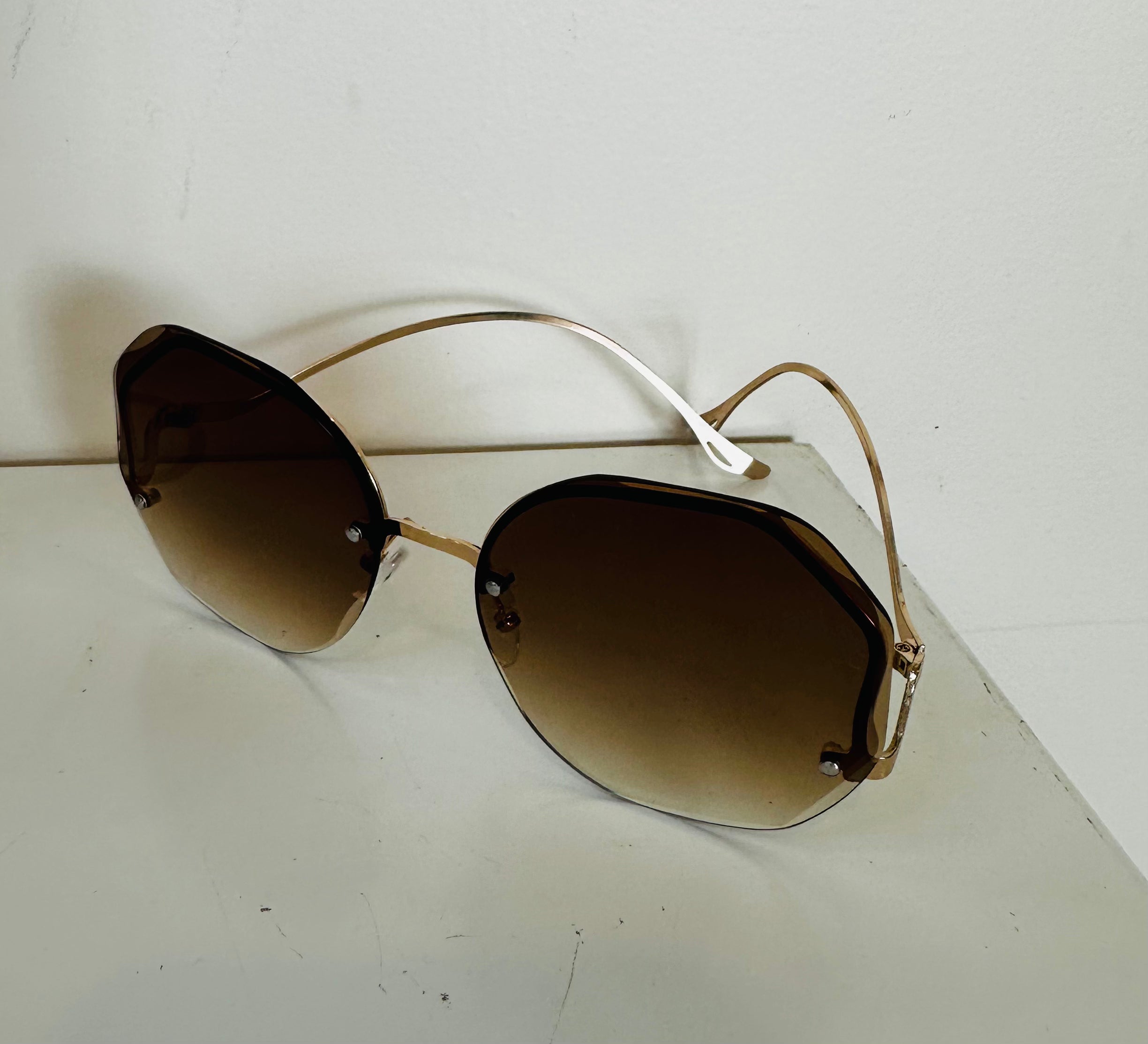 Frameless metal arm sunnies