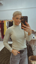 Refuge knit rib soft skivvy sand