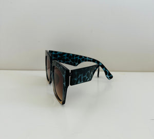 Large square blue/ brown gradient tort frame sunnies