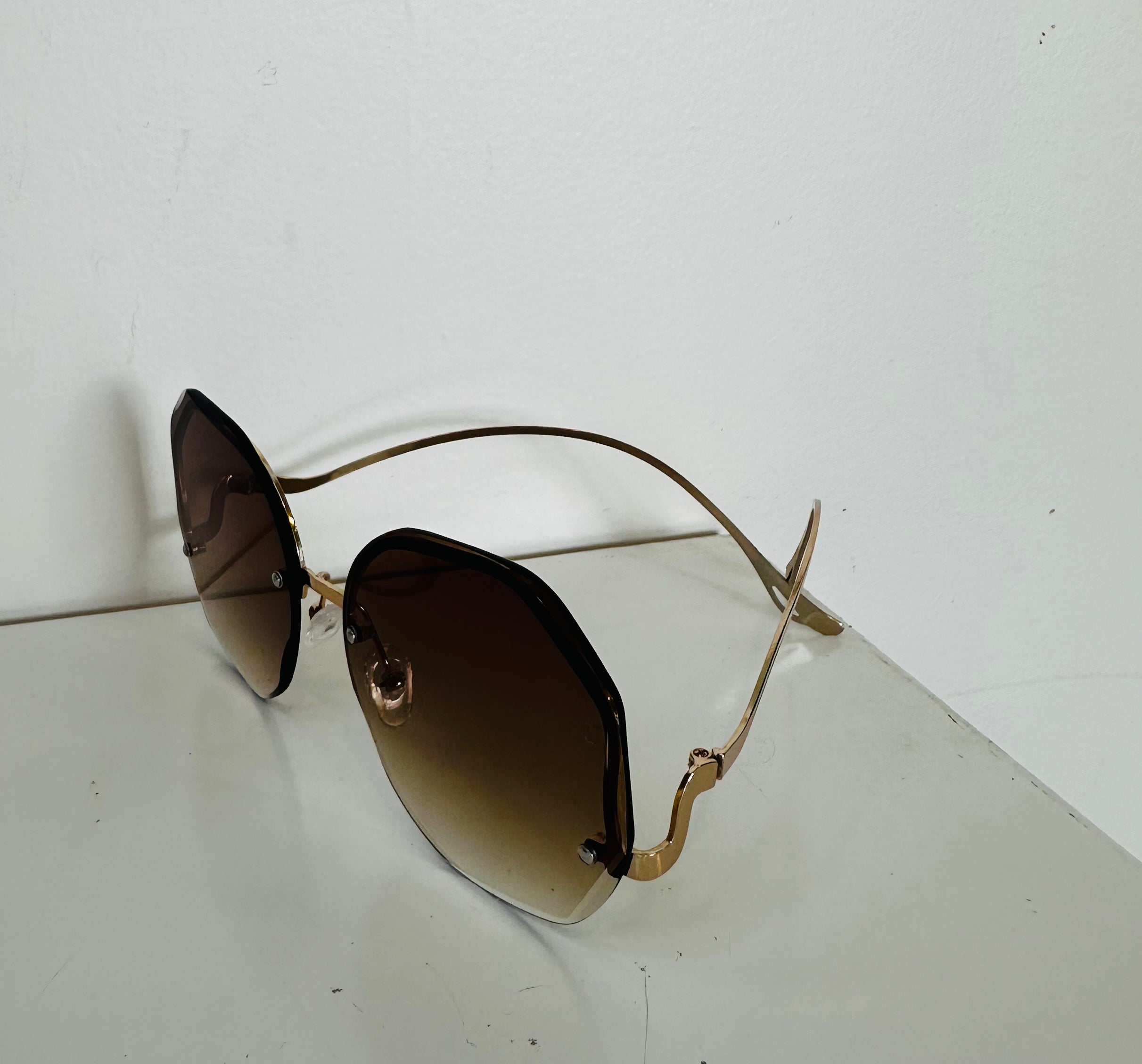 Frameless metal arm sunnies