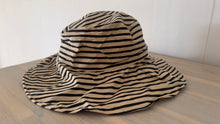 Stripe crinkle large brim hat