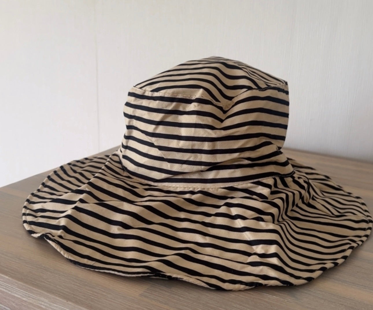 Stripe crinkle large brim hat