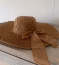 Large brim straw hat