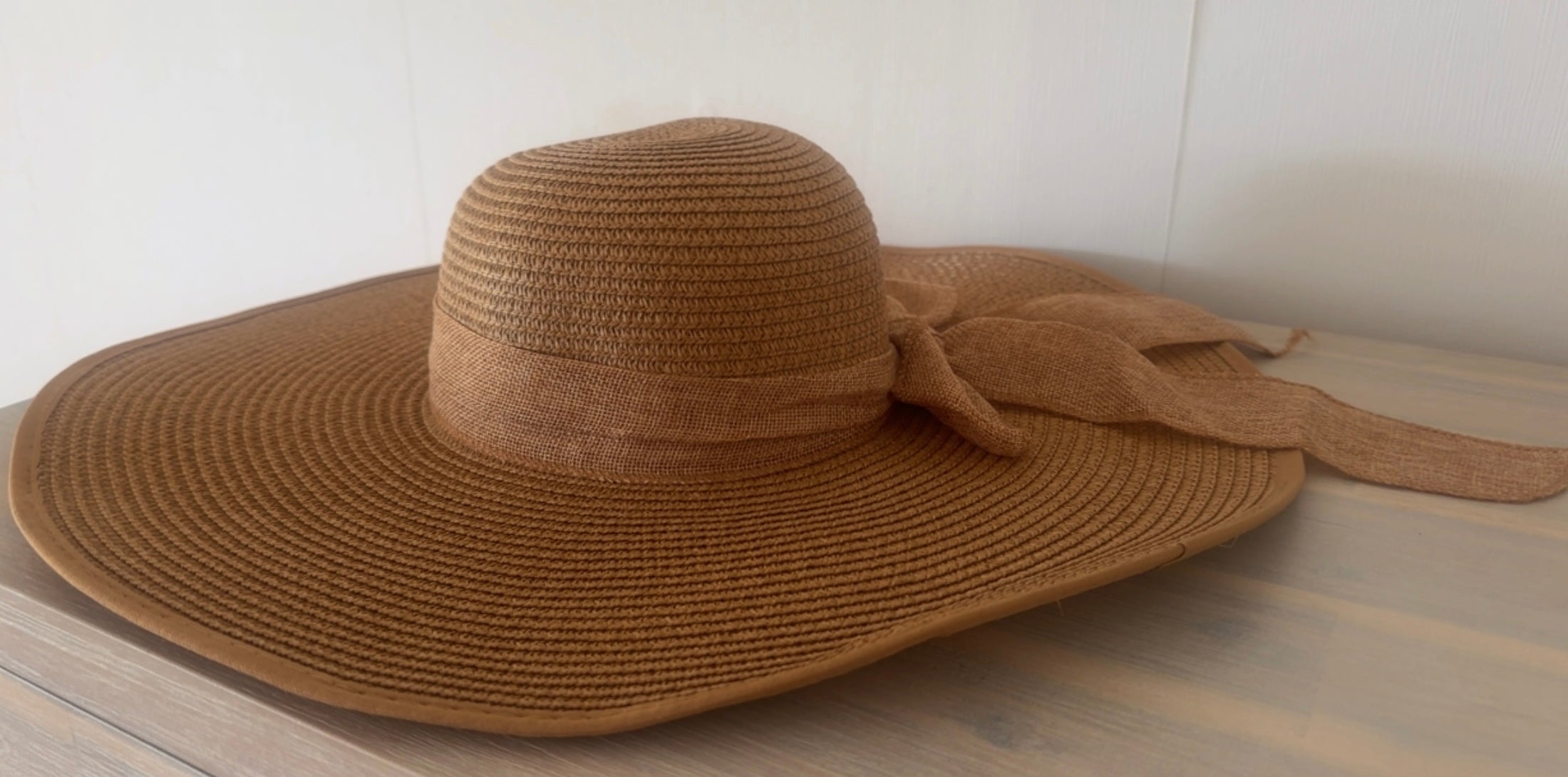 Large brim straw hat