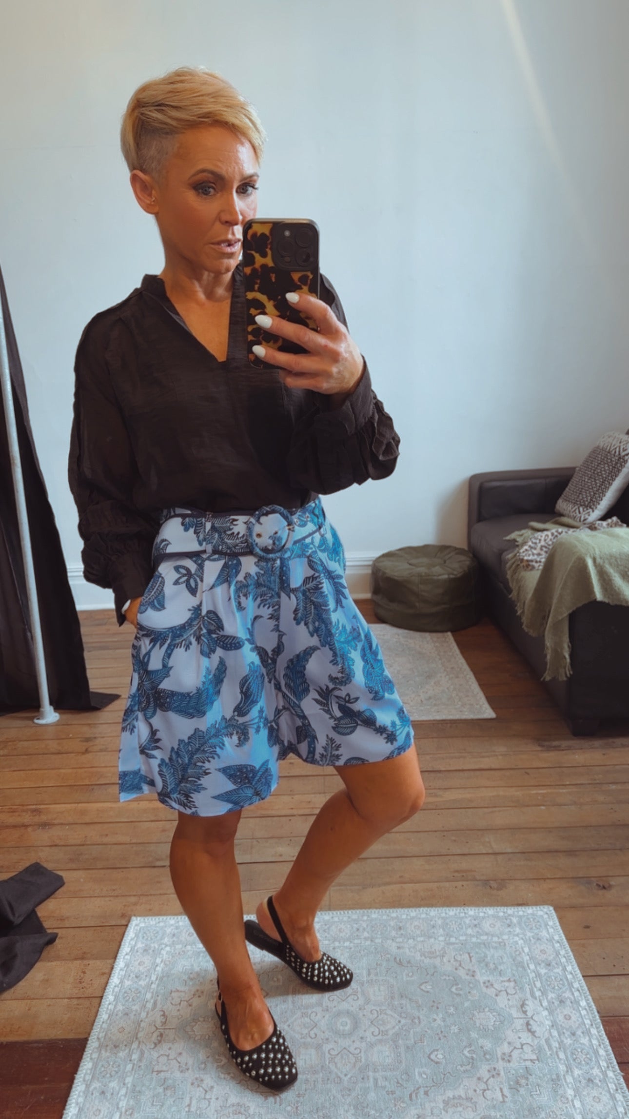 White Sandstorm Bell Blueberry belted shorts