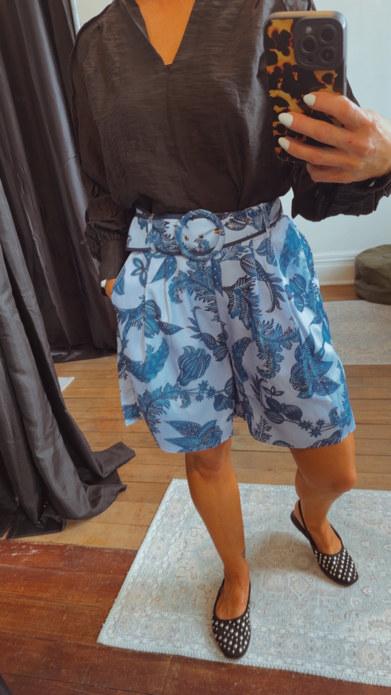 White Sandstorm Bell Blueberry belted shorts