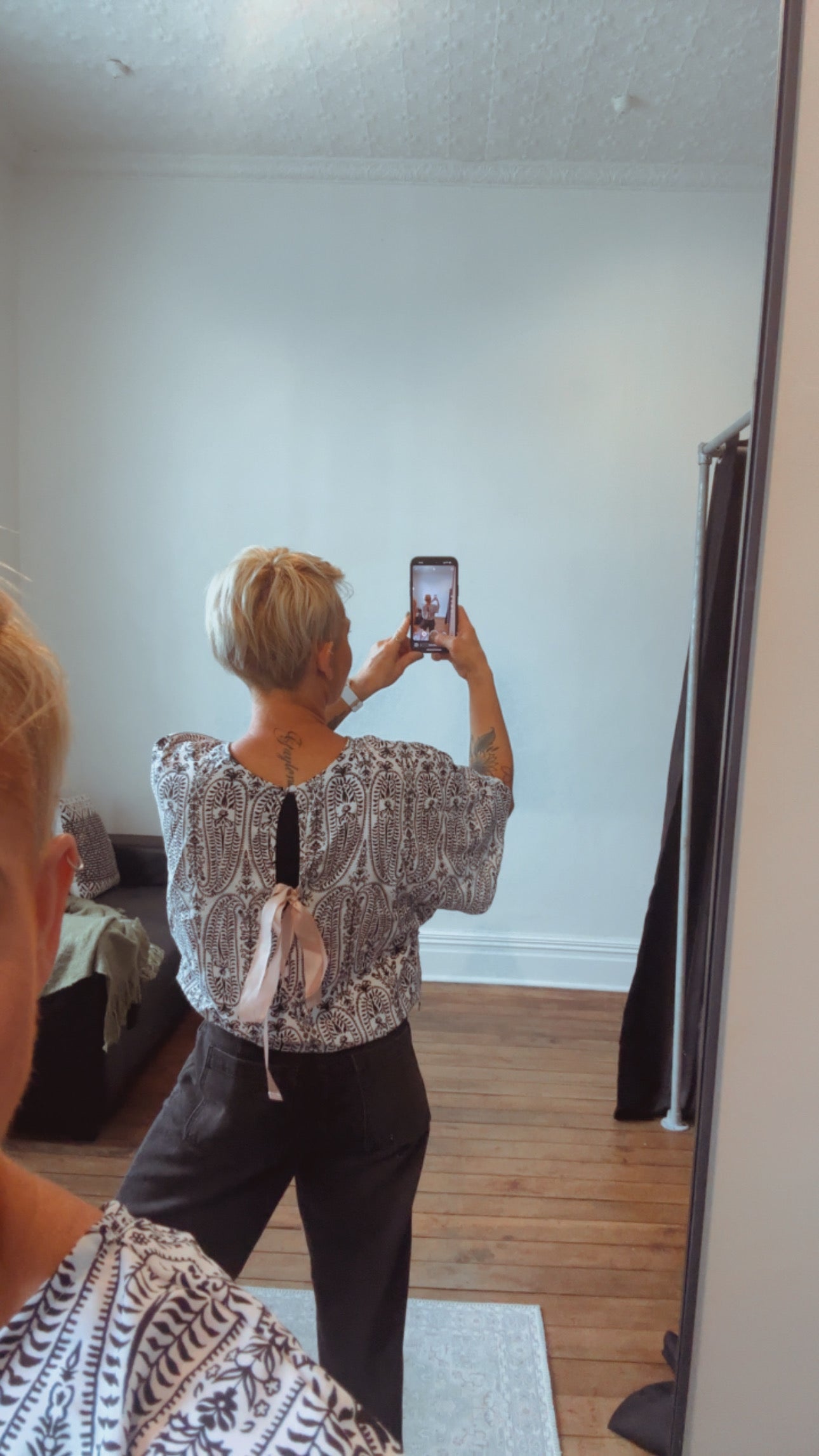 Filigree bow back top