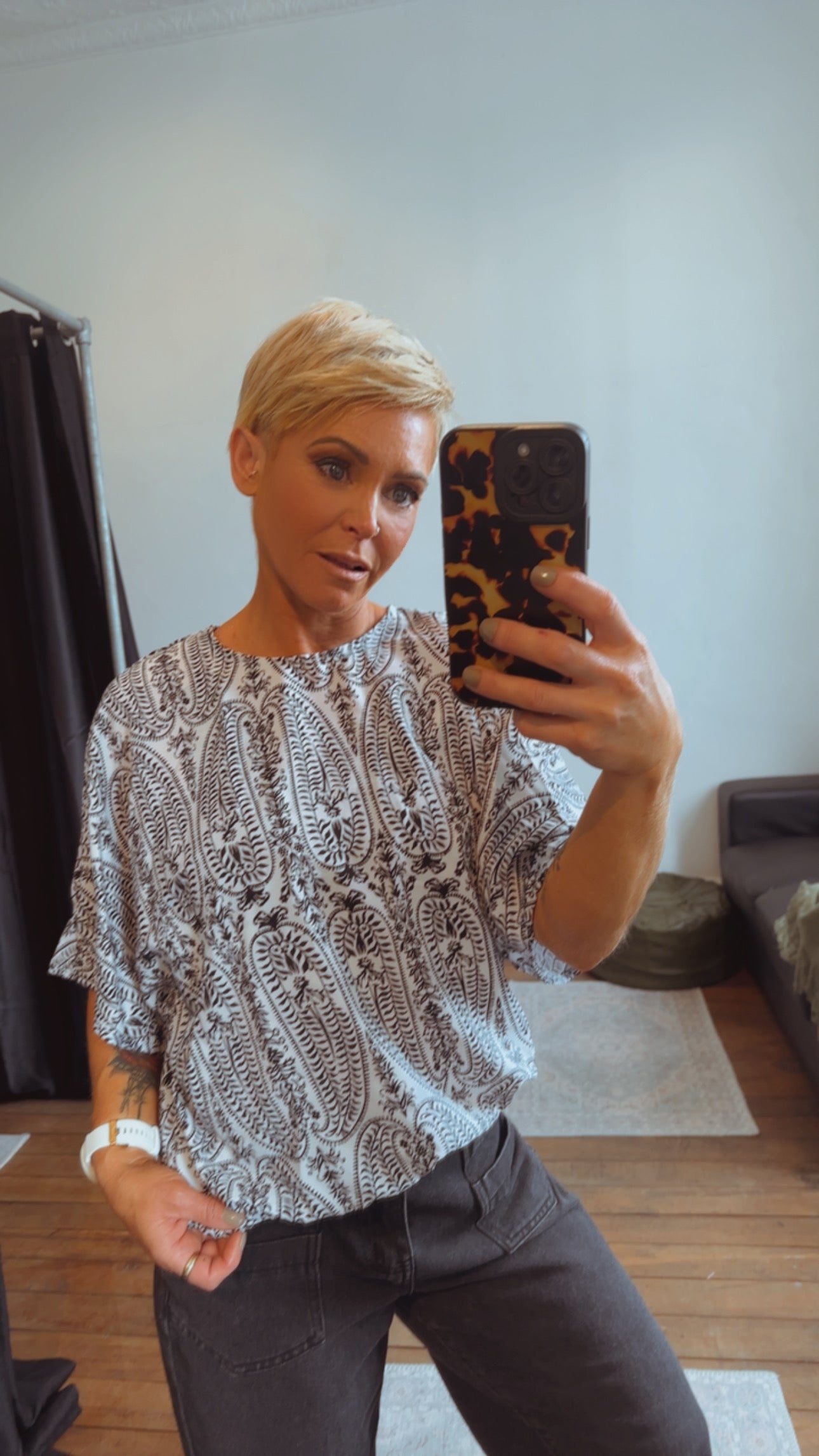 Filigree bow back top