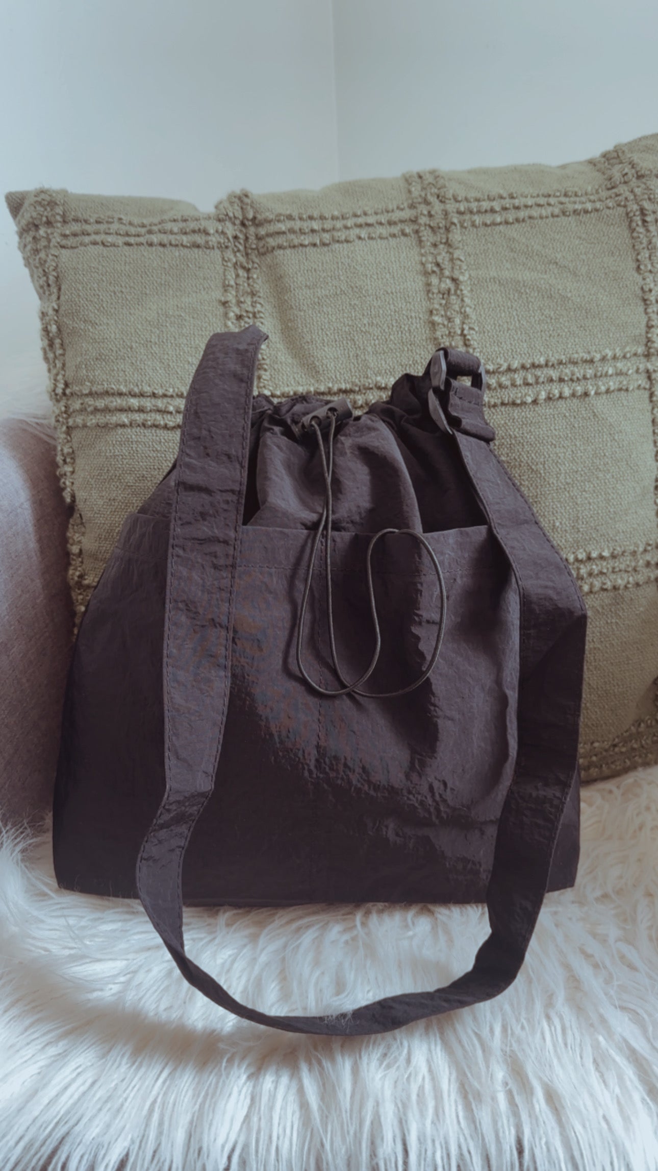 Crossbody bucket bag