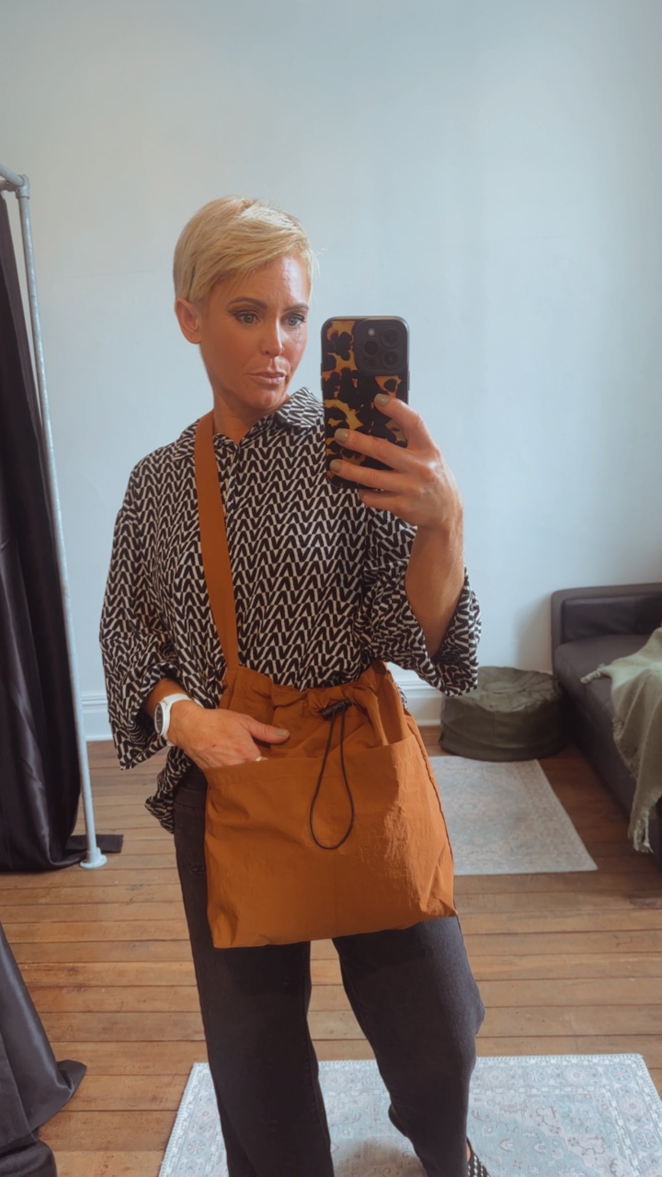 Crossbody bucket bag