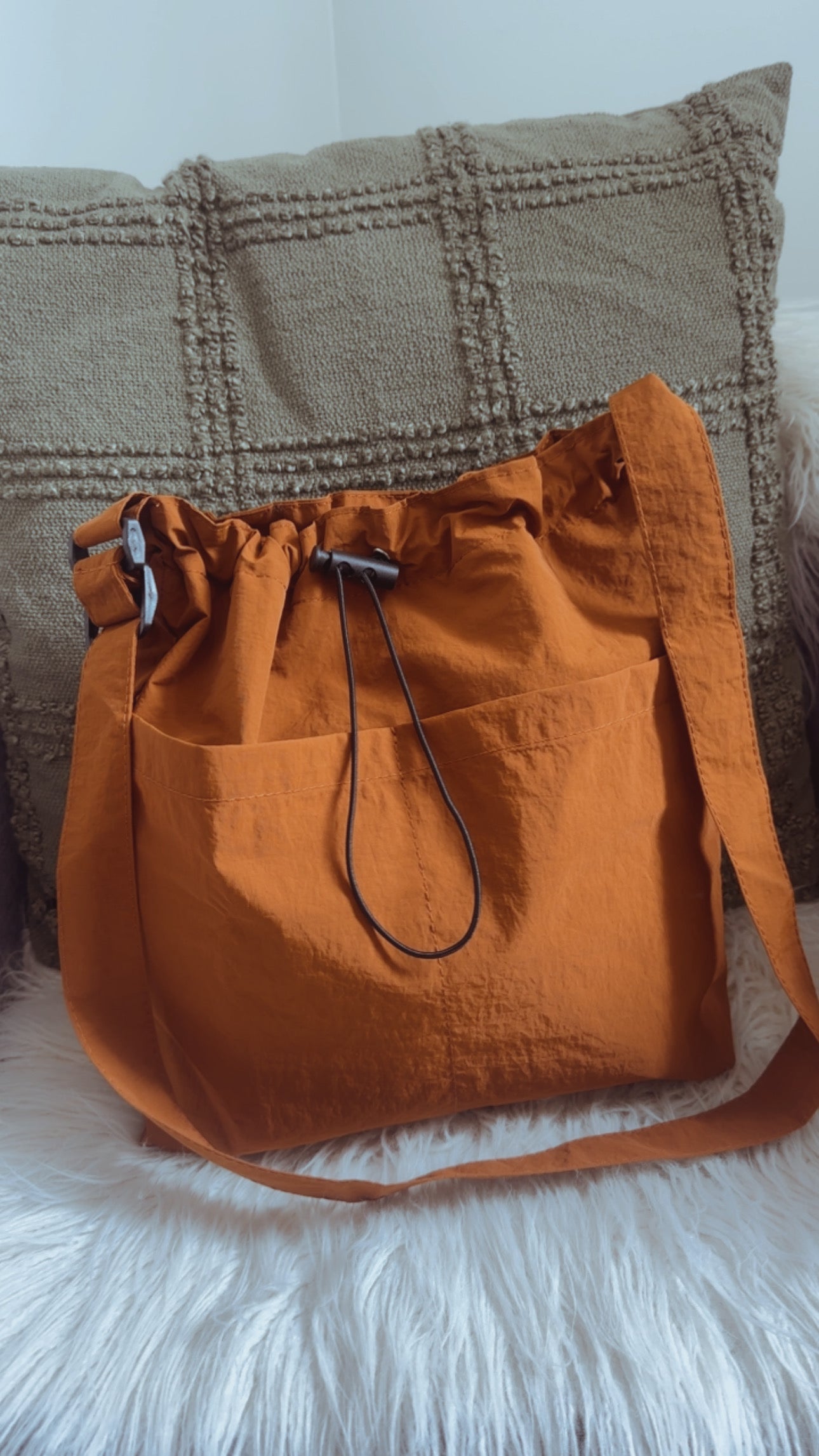 Crossbody bucket bag