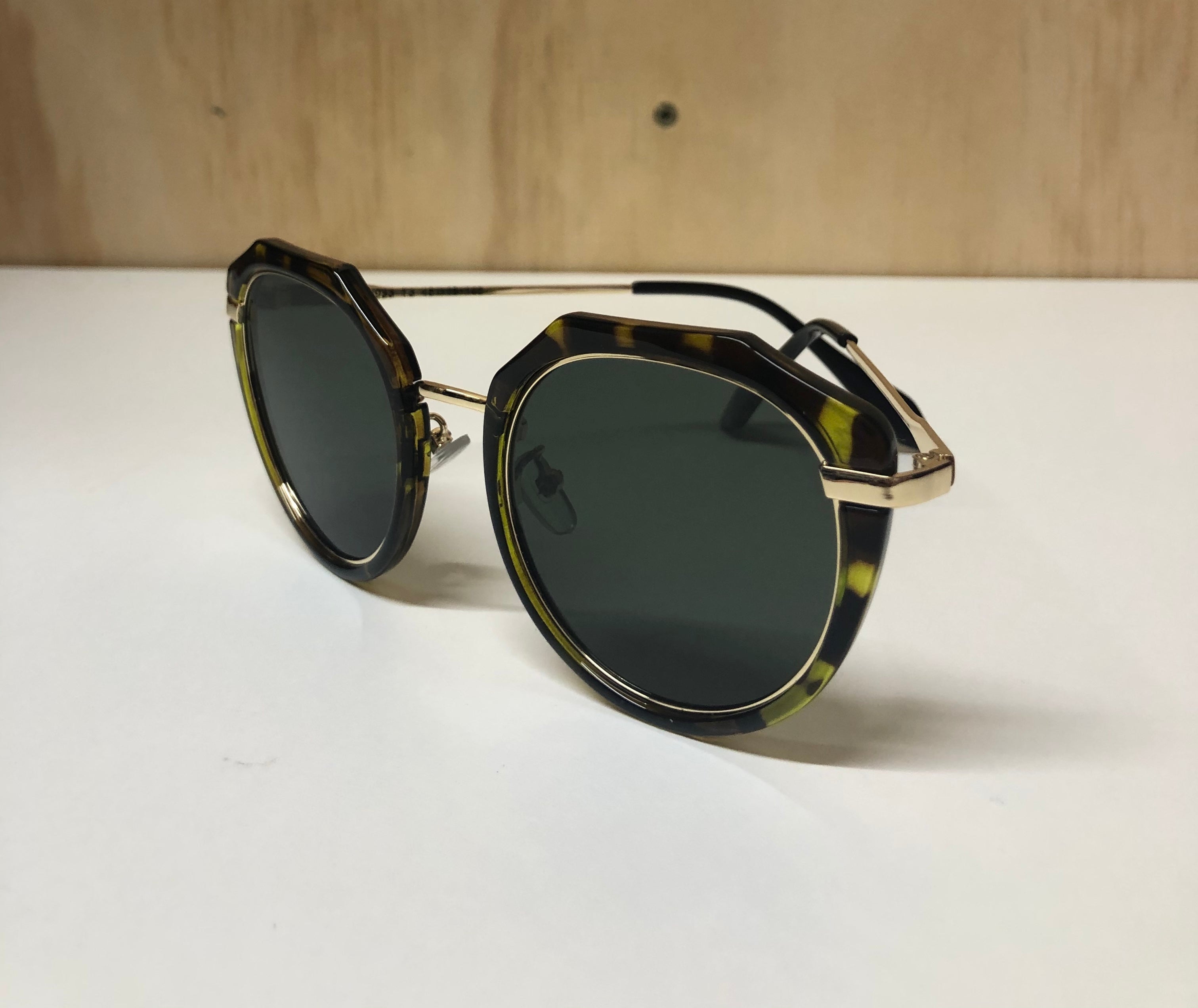 Tinkup Sunnies Geo tort frames with gold detail