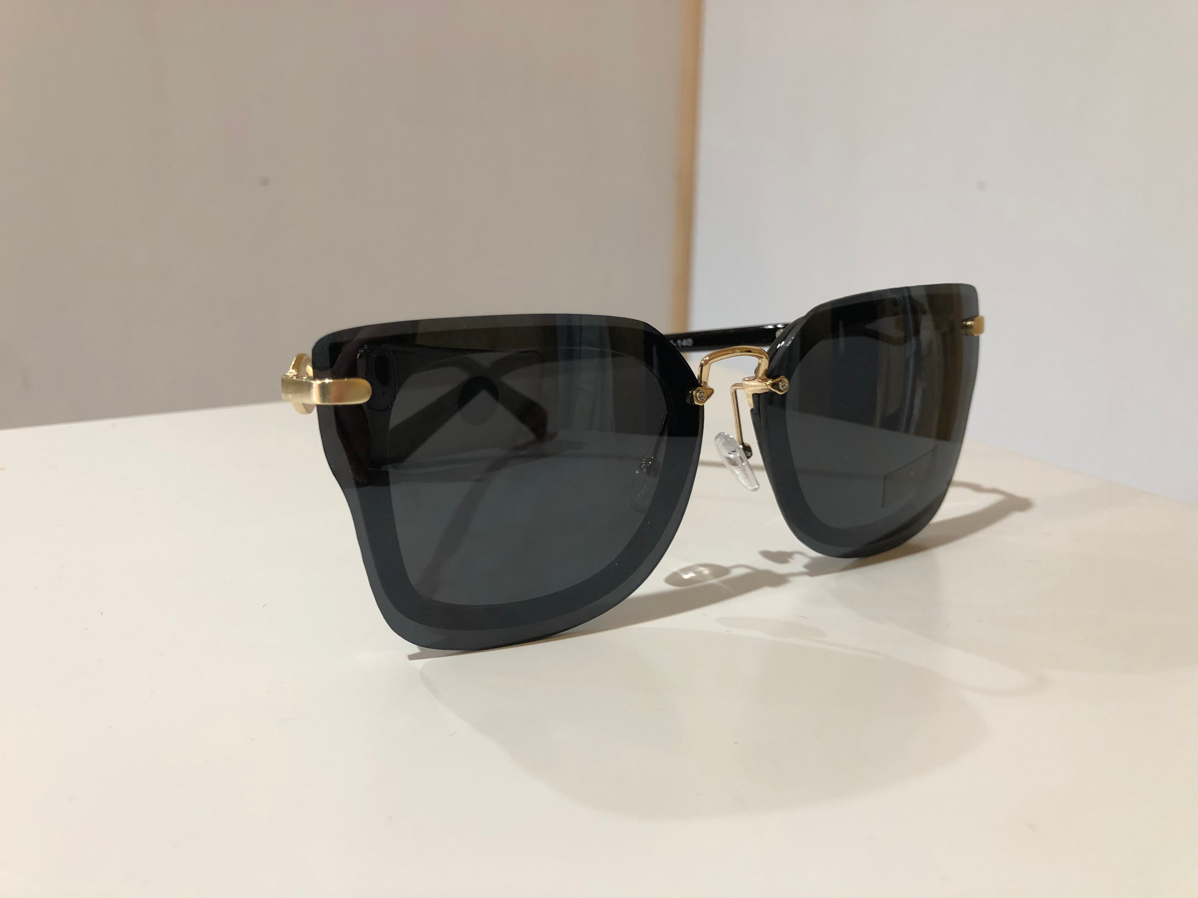 Tinkup Sunnies Square frameless black lens