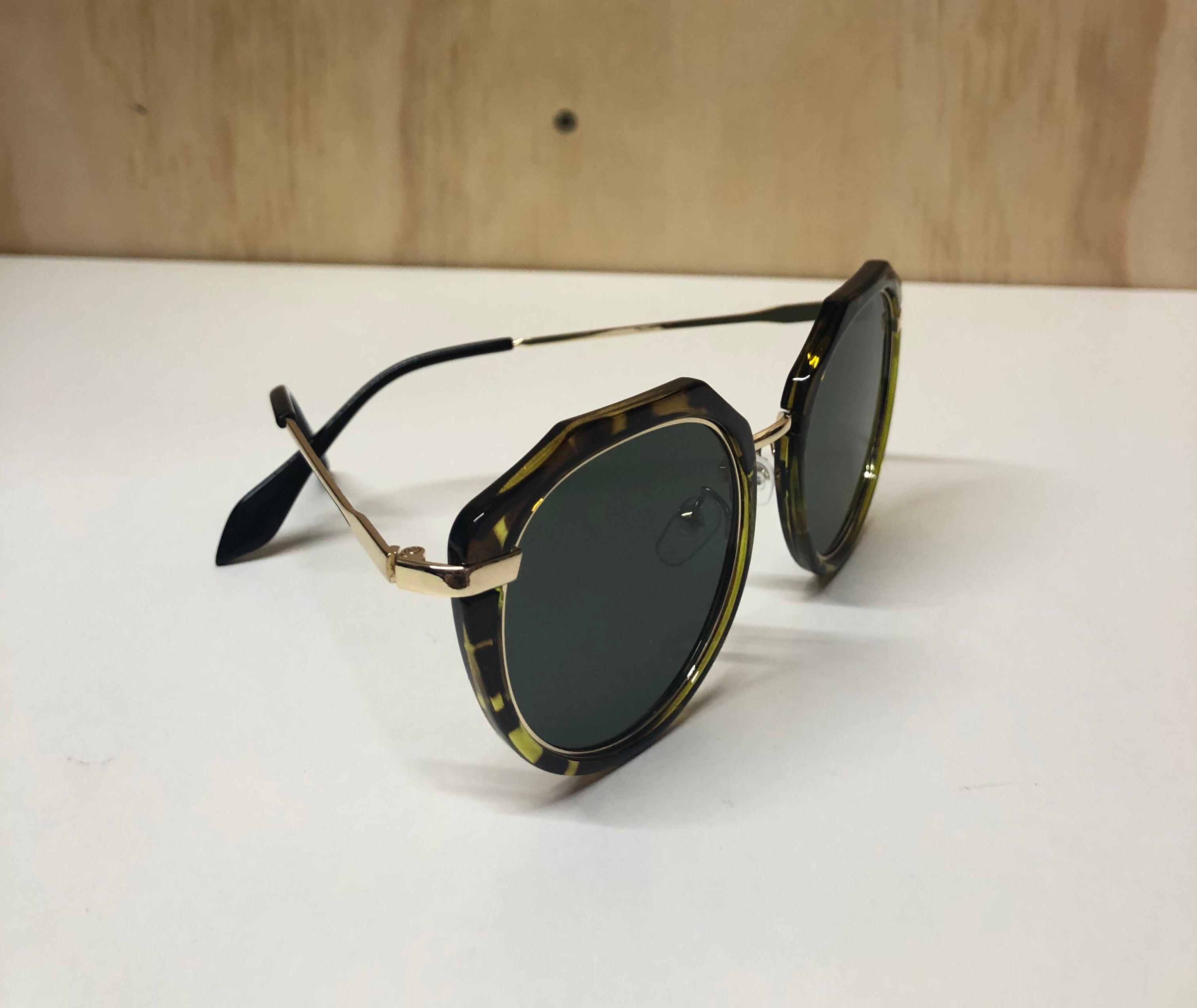 Tinkup Sunnies Geo tort frames with gold detail