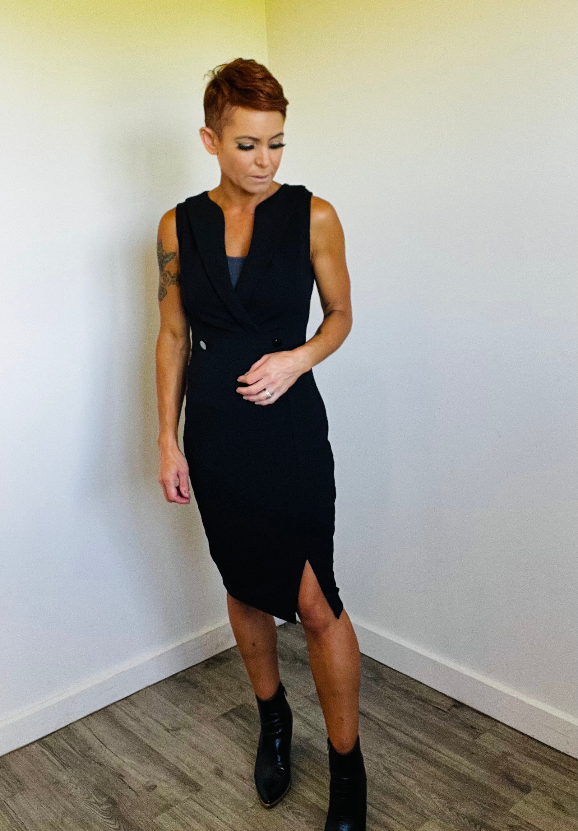 Crossover fitted dress black