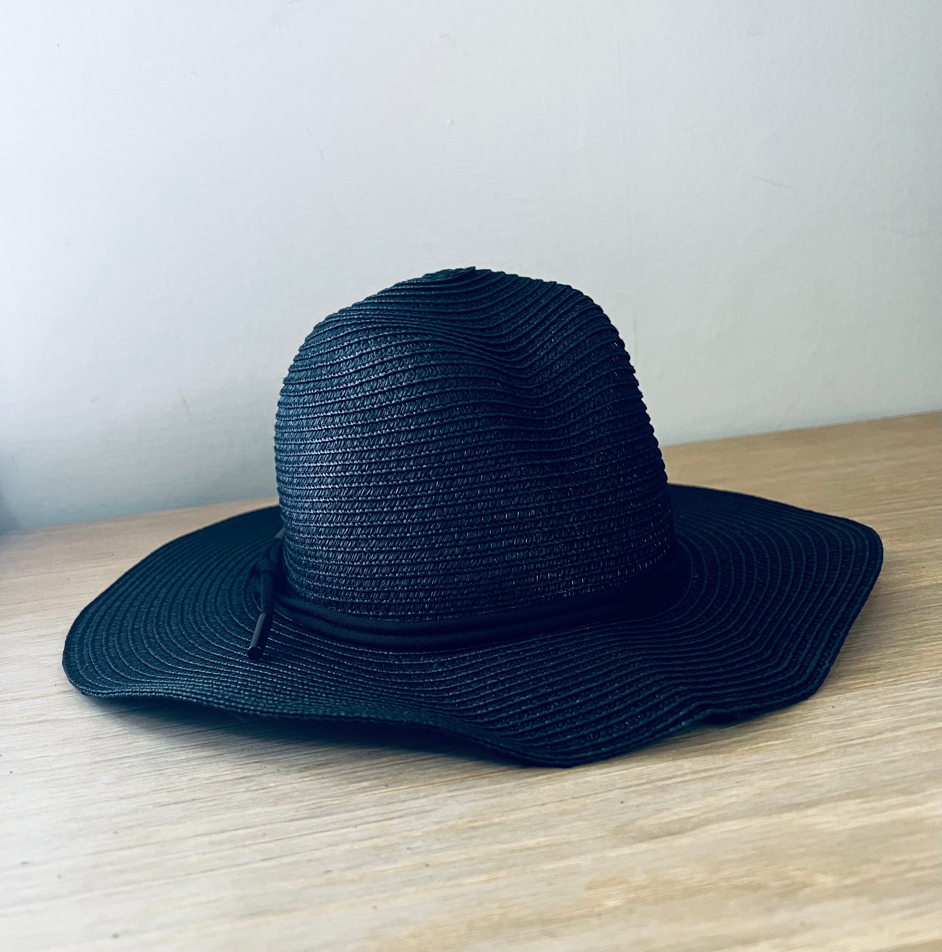 Black large brim straw hat